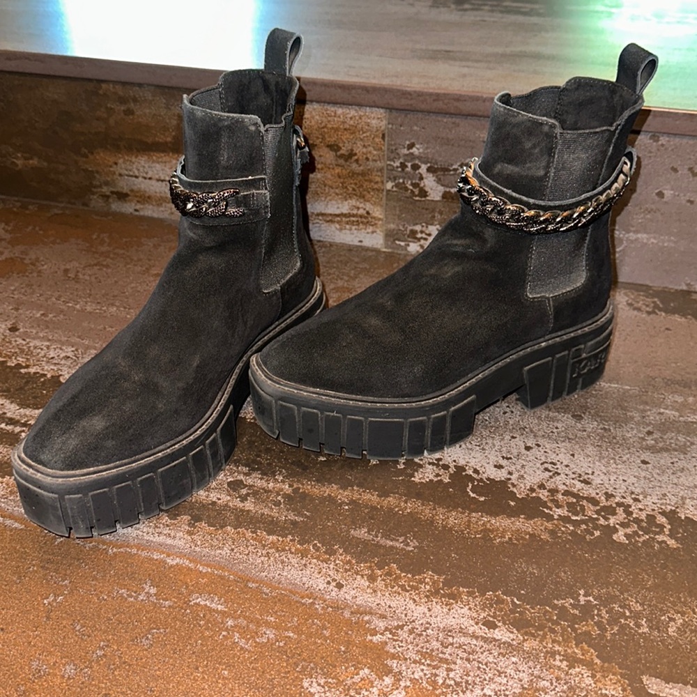 KARL LAGERFELD chunky chain bootie